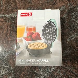 NWT Dash mini waffle maker